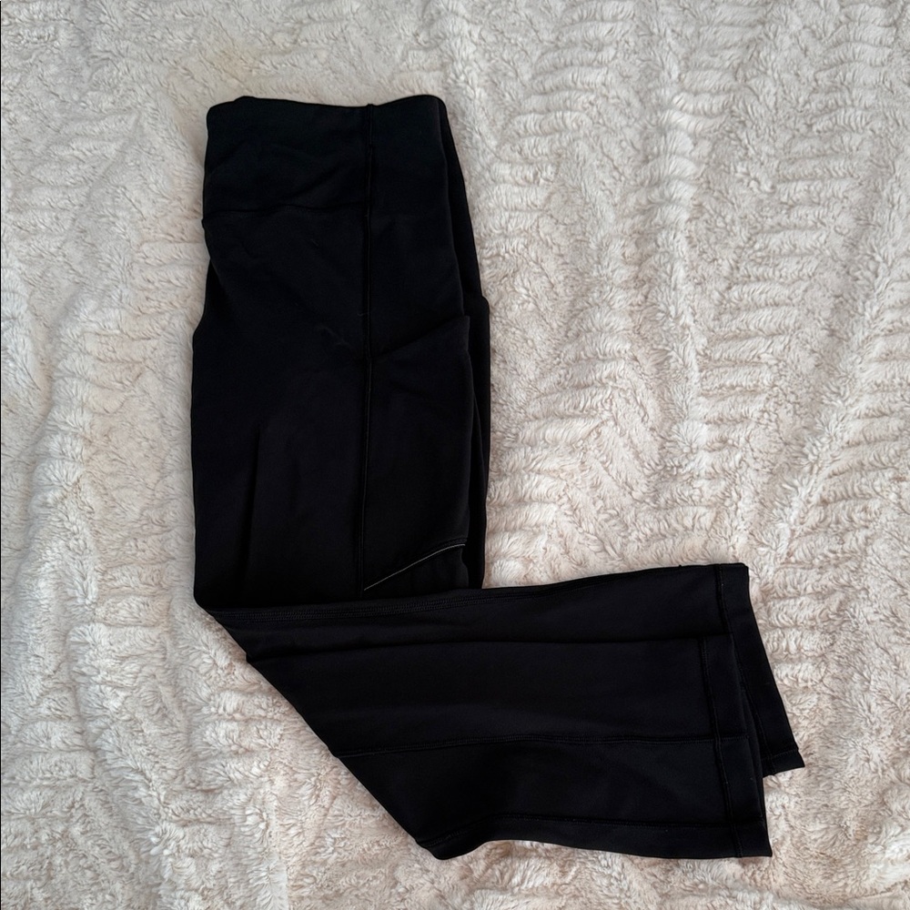 Lululemon Athletica Black cropped leggings with pockets.